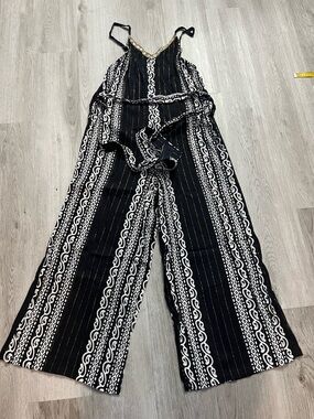 🔥0032–NWT Black & White Patterned Wide-Leg Jumpsuit with Spaghetti Straps
